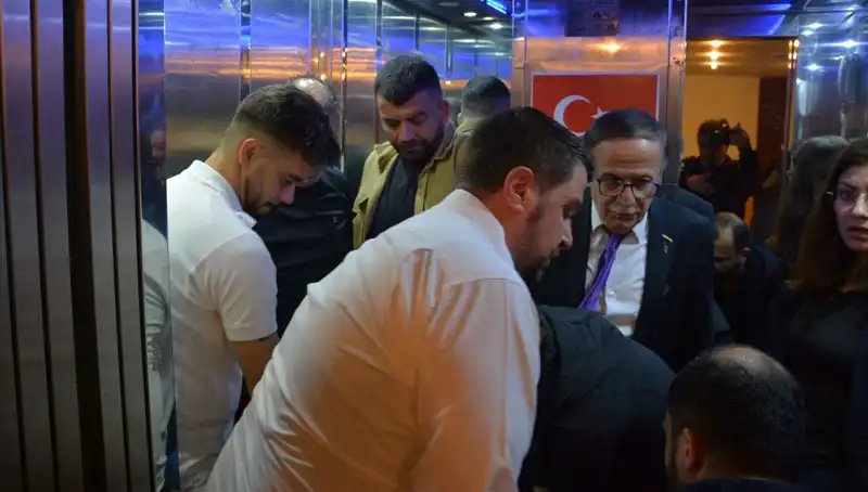 Volkan Konak Anmasında Kalp Krizi Geçiren Ünlü Sanatçı Hayatını Kaybetti
