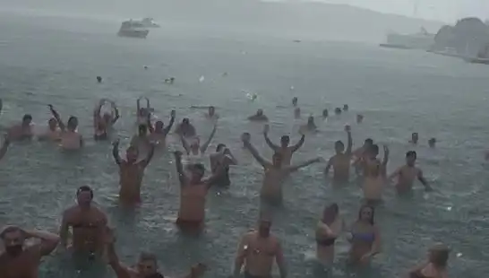 İstanbul’un Bebek Sahili’nde Yağmura Rağmen Denize Girenler Dikkat Çekti