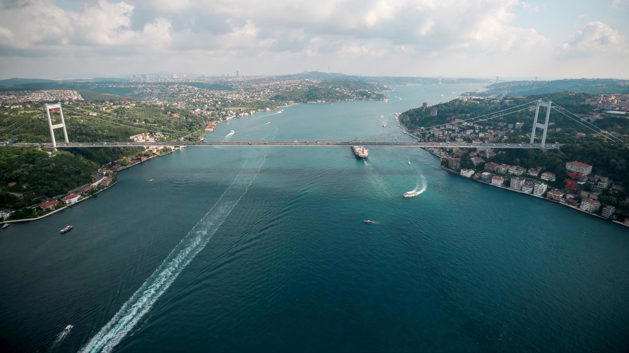 İstanbul Boğazı'nda gemi trafiği durduruldu: Kayıp 2 kardeş aranıyor