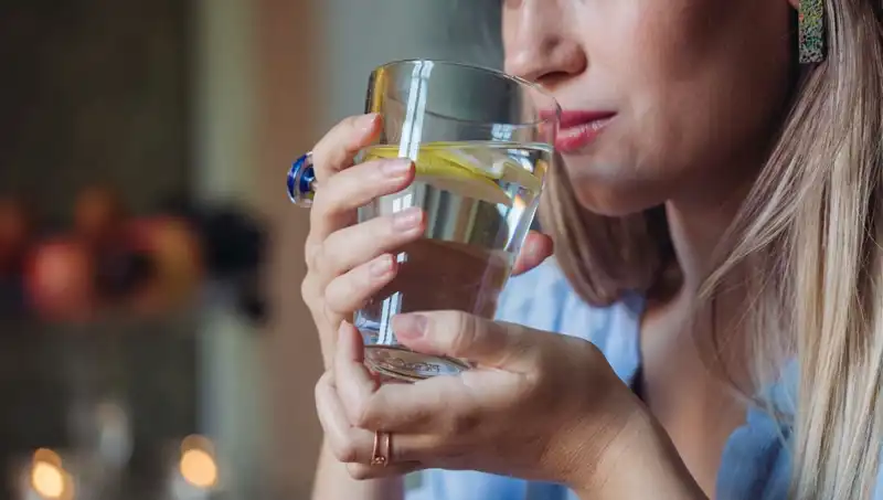 Aç Karnına 1 Litre Su İçmenin Sağlığınıza Faydaları: Her Sabah Yapmalısınız!