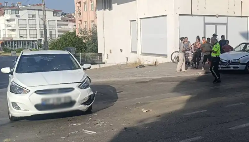 Antalya'da Otomobil Kazası: İki Araç Çarpıştı, 3 Yaralı