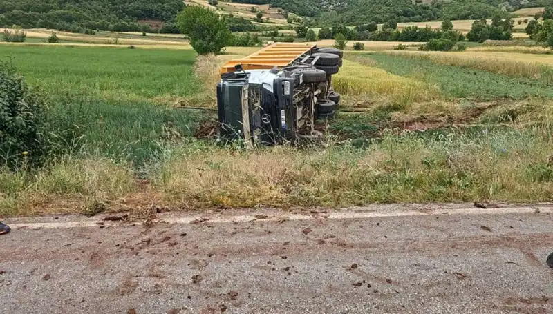 Tokat'ta Devrilen Kamyonun Şoförü Hayatını Kaybetti: Tragedya anı
