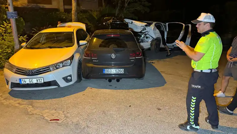 Alkollü Sürücü Baktı: Üç Araca Çarpıp Çılgınca Sokağı Alevlendirdi!